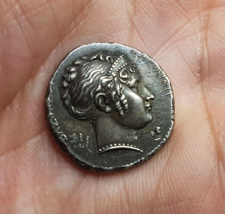 Avers drachme romaine.jpeg