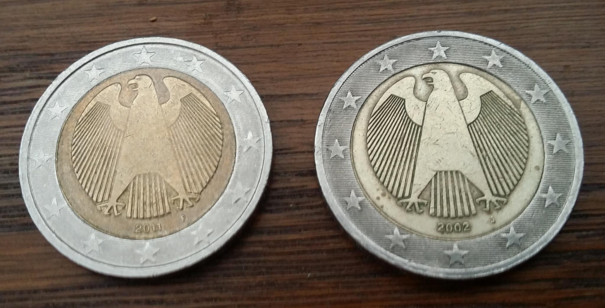 Pièce 2 euros avec couleur differente.  Les euros (monnaies et billets