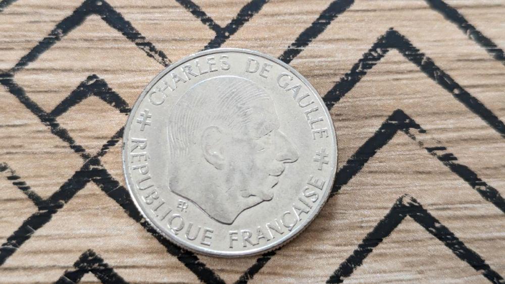 1 f de gaulle pile.jpg